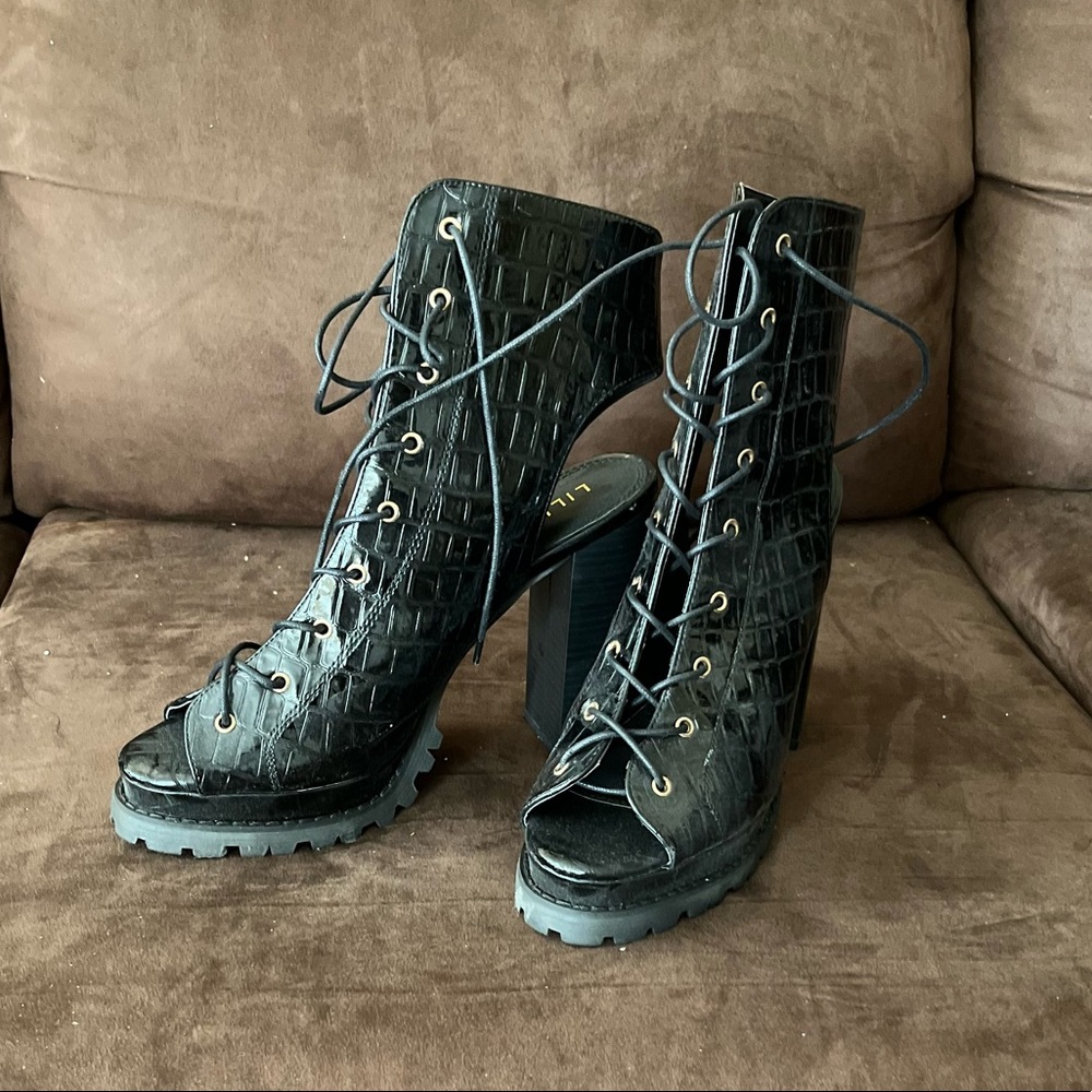 LILIANA MONTCLAIR STYLISH BOOTIES - NWOT